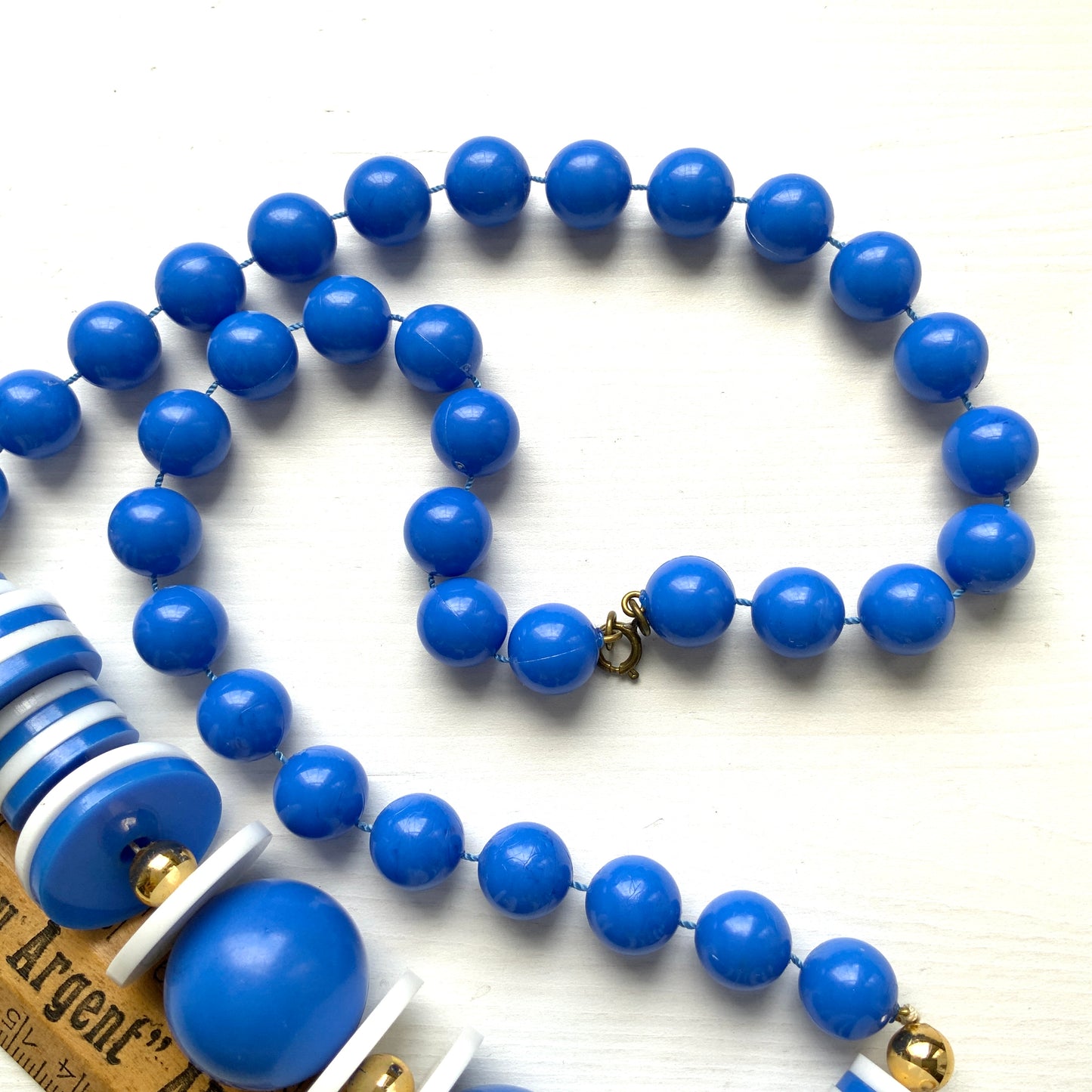 A refreshing 1960s plastic bead necklace in vibrant blue and white.  鮮やかなブルーとホワイトの組み合わせが爽やかな、1960年代のプラスチックビーズネックレス。