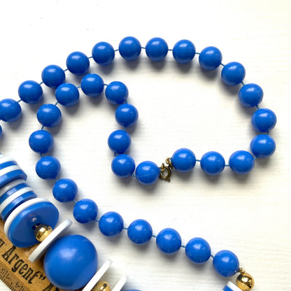 A refreshing 1960s plastic bead necklace in vibrant blue and white.  鮮やかなブルーとホワイトの組み合わせが爽やかな、1960年代のプラスチックビーズネックレス。