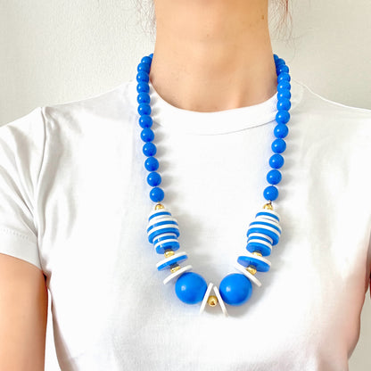 A refreshing 1960s plastic bead necklace in vibrant blue and white.  鮮やかなブルーとホワイトの組み合わせが爽やかな、1960年代のプラスチックビーズネックレス。