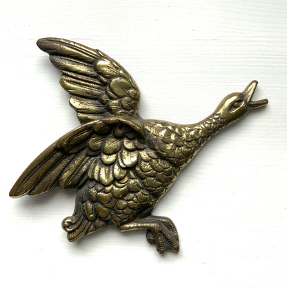 A 1960s brass wall decor featuring flying geese (or ducks). 1960年代のブラス製、飛ぶガチョウ(鴨？）のウォールデコ。