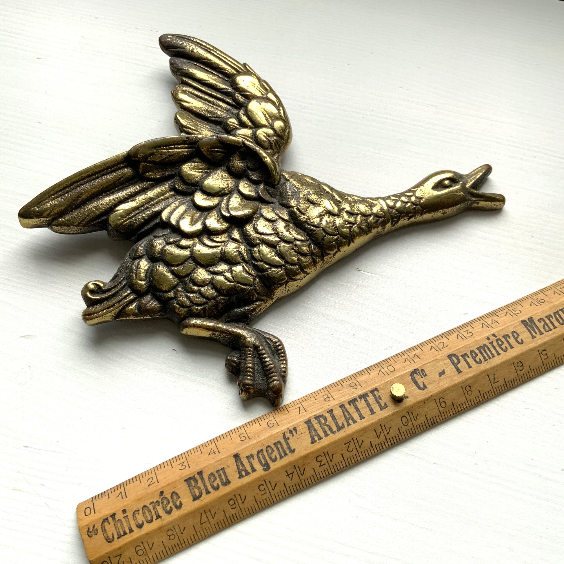 A 1960s brass wall decor featuring flying geese (or ducks). 1960年代のブラス製、飛ぶガチョウ(鴨？）のウォールデコ。