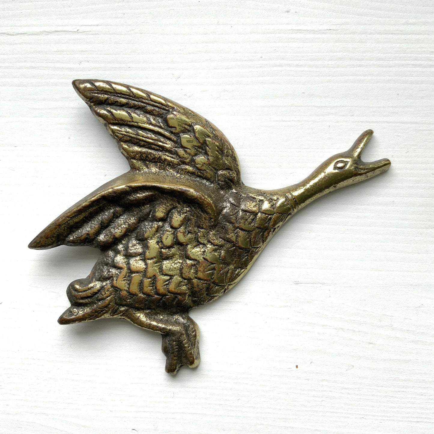 A 1960s brass wall decor featuring flying geese (or ducks). 1960年代のブラス製、飛ぶガチョウ(鴨？）のウォールデコ。