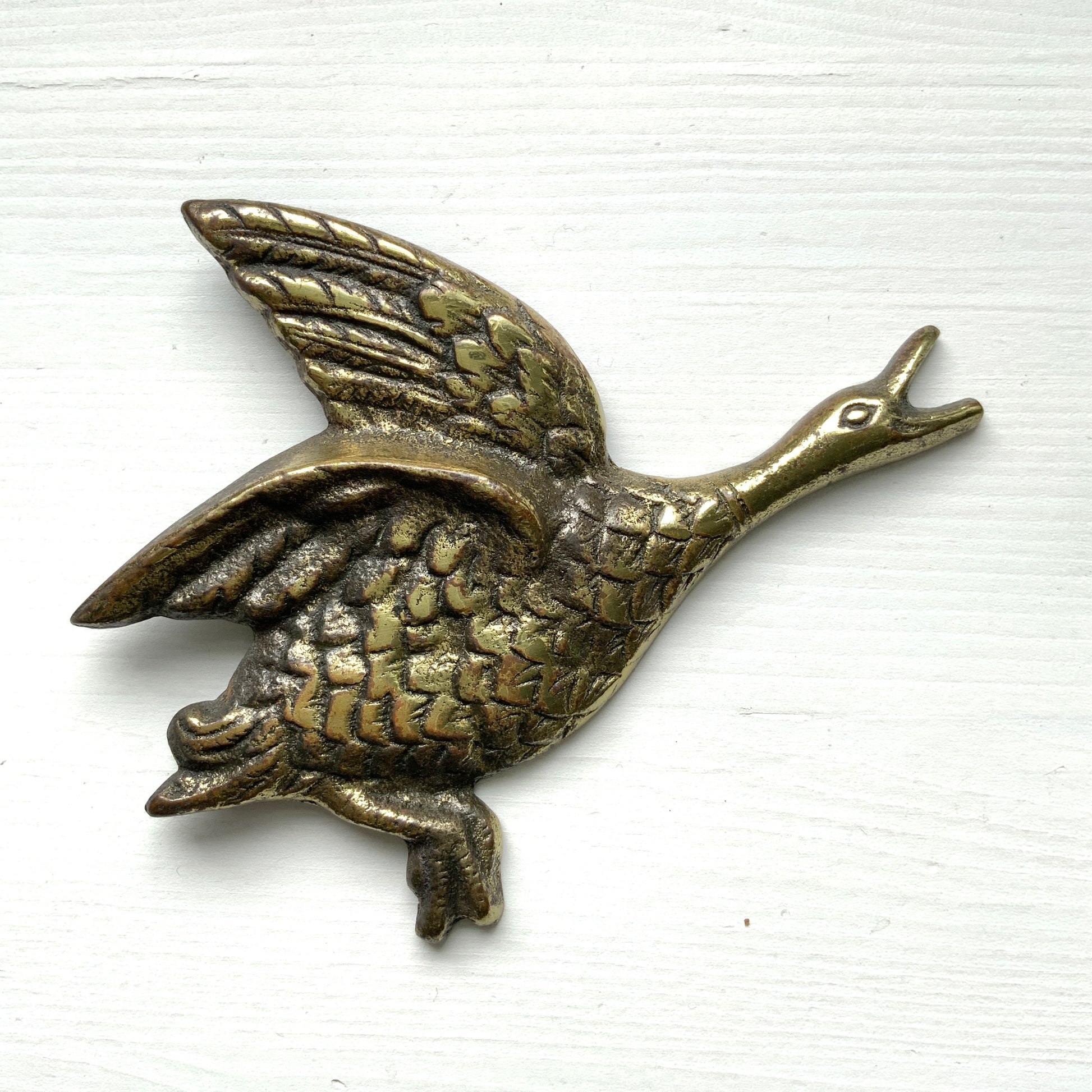 A 1960s brass wall decor featuring flying geese (or ducks). 1960年代のブラス製、飛ぶガチョウ(鴨？）のウォールデコ。