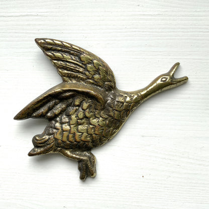 A 1960s brass wall decor featuring flying geese (or ducks). 1960年代のブラス製、飛ぶガチョウ(鴨？）のウォールデコ。