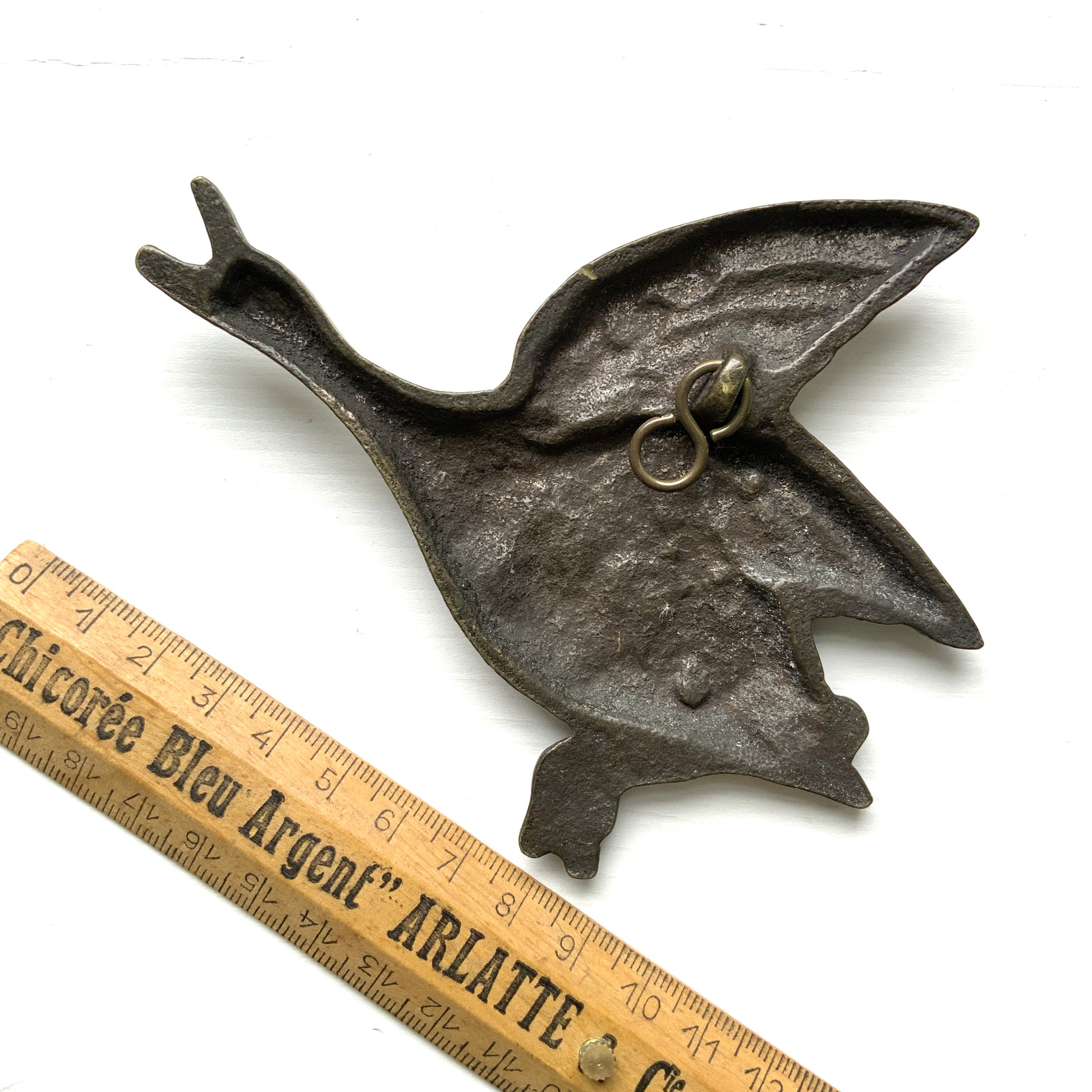 A 1960s brass wall decor featuring flying geese (or ducks). 1960年代のブラス製、飛ぶガチョウ(鴨？）のウォールデコ。