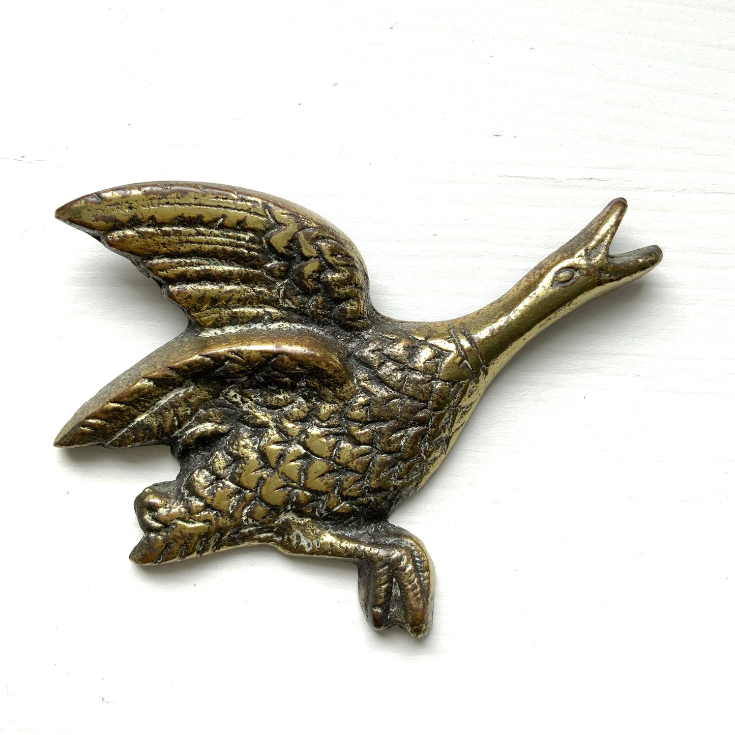 A 1960s brass wall decor featuring flying geese (or ducks). 1960年代のブラス製、飛ぶガチョウ(鴨？）のウォールデコ。