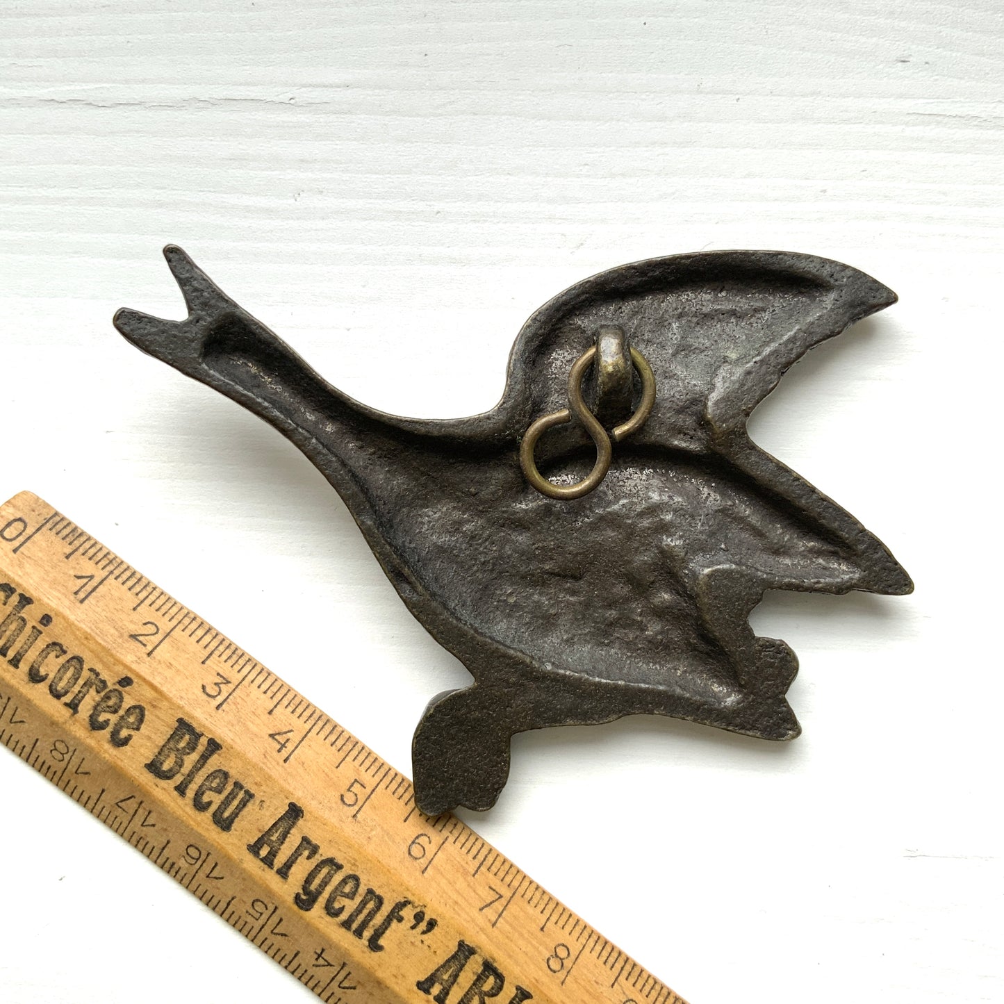 A 1960s brass wall decor featuring flying geese (or ducks). 1960年代のブラス製、飛ぶガチョウ(鴨？）のウォールデコ。