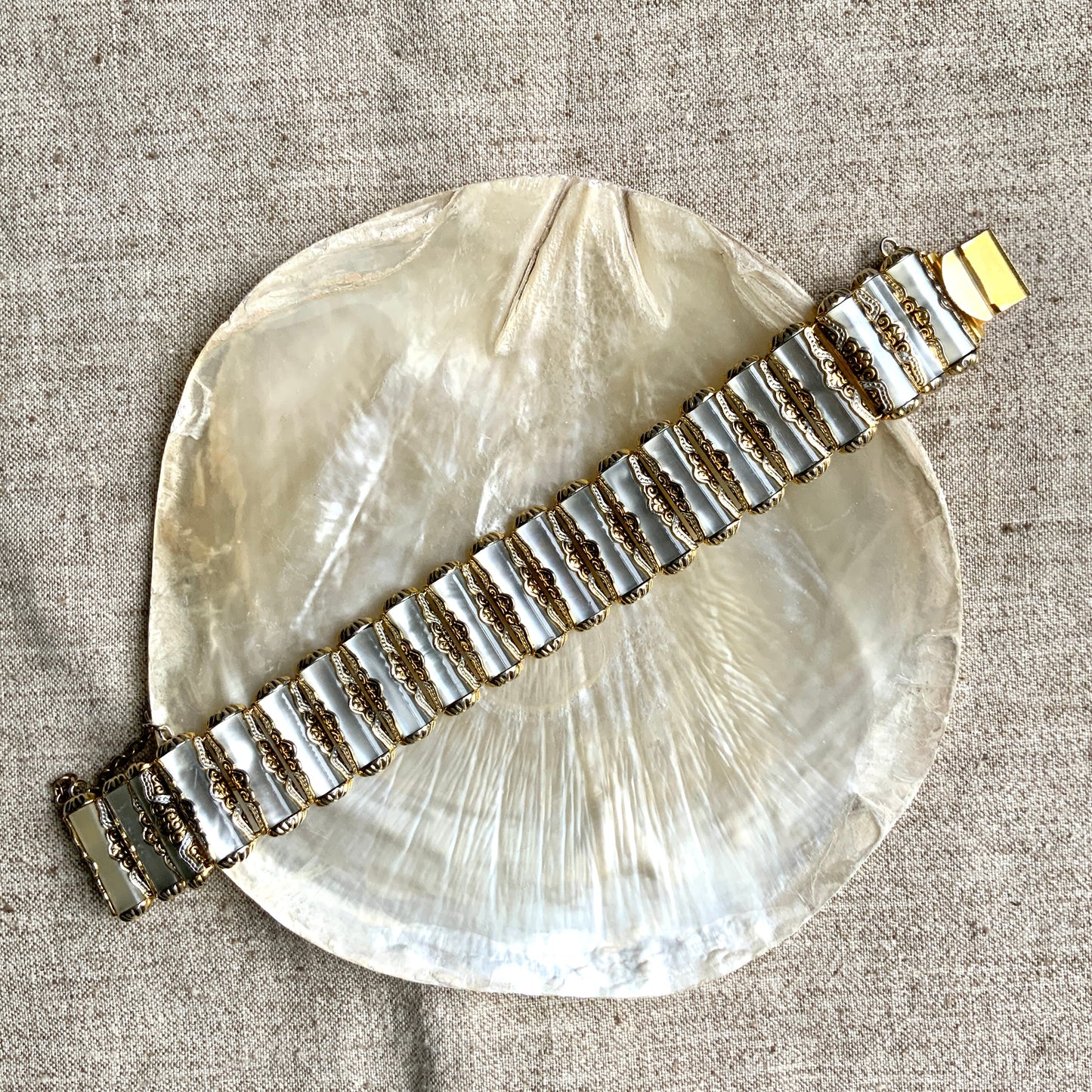 This is a Damascene-style bracelet featuring moonglow lucite — a type of lucite plastic designed to mimic the look of mother of pearl. マザーオブパールに似せたルーサイトプラスチック、ムーングロウルーサイトをつかったダマシーンスタイルのブレスレット。