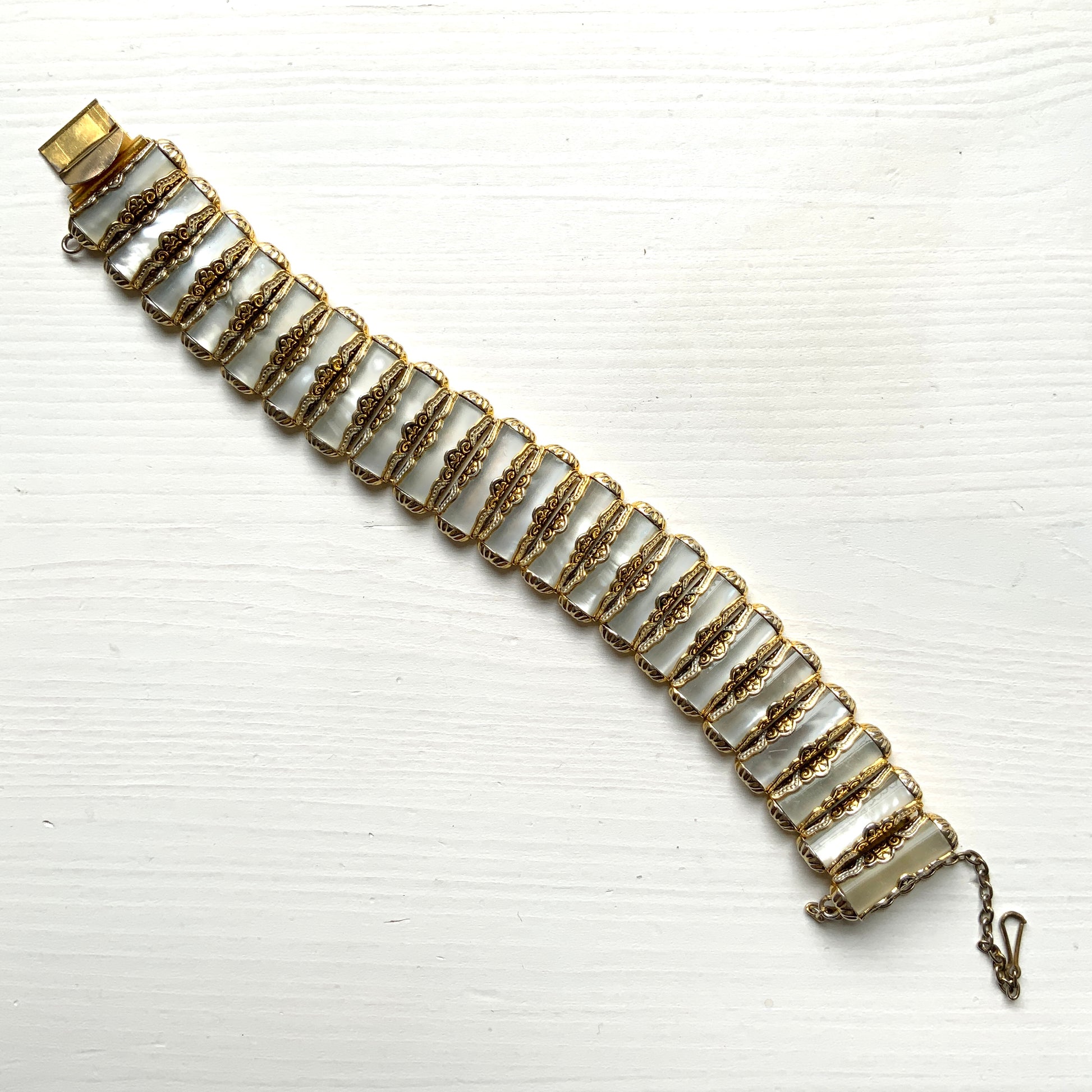This is a Damascene-style bracelet featuring moonglow lucite — a type of lucite plastic designed to mimic the look of mother of pearl. マザーオブパールに似せたルーサイトプラスチック、ムーングロウルーサイトをつかったダマシーンスタイルのブレスレット。