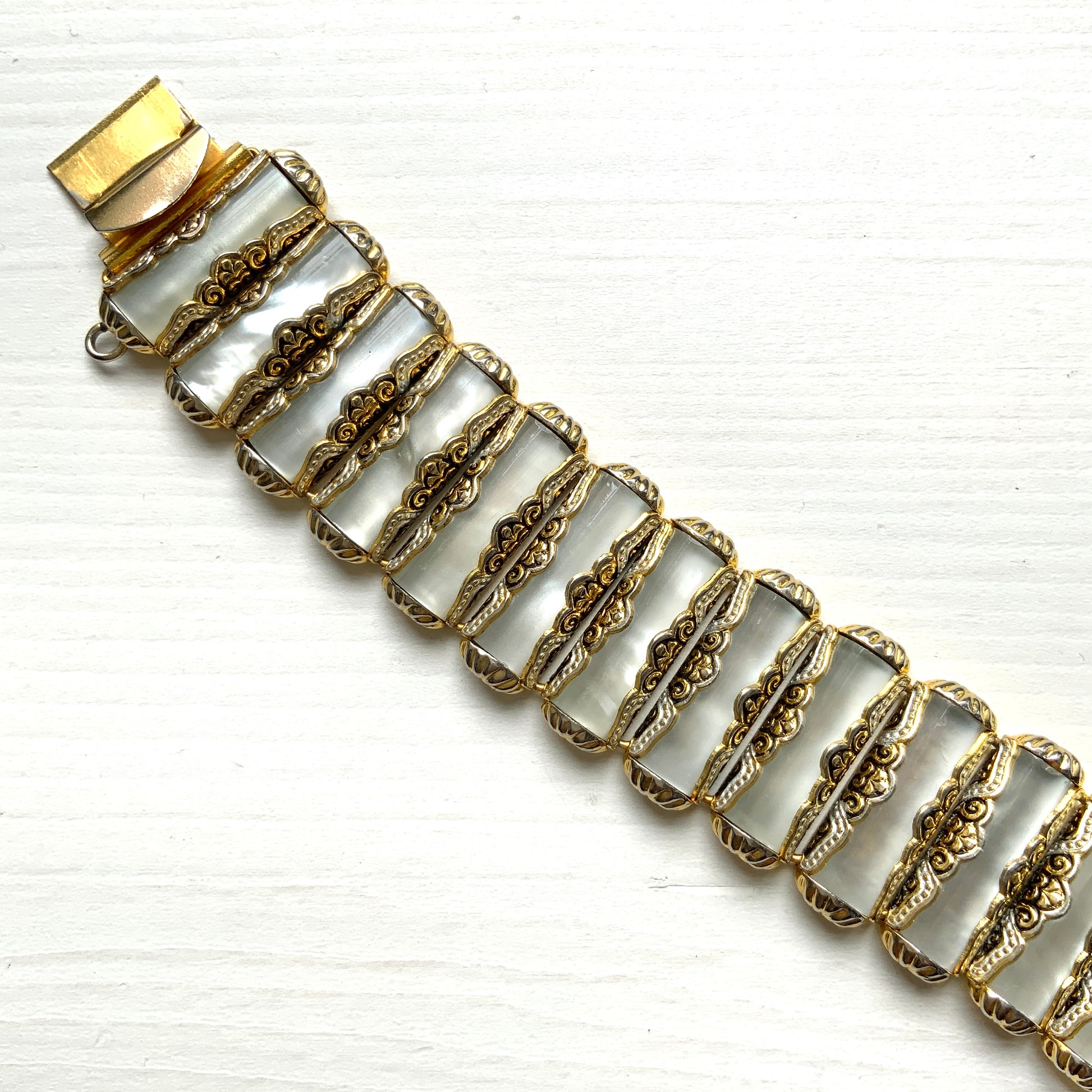 This is a Damascene-style bracelet featuring moonglow lucite — a type of lucite plastic designed to mimic the look of mother of pearl. マザーオブパールに似せたルーサイトプラスチック、ムーングロウルーサイトをつかったダマシーンスタイルのブレスレット。