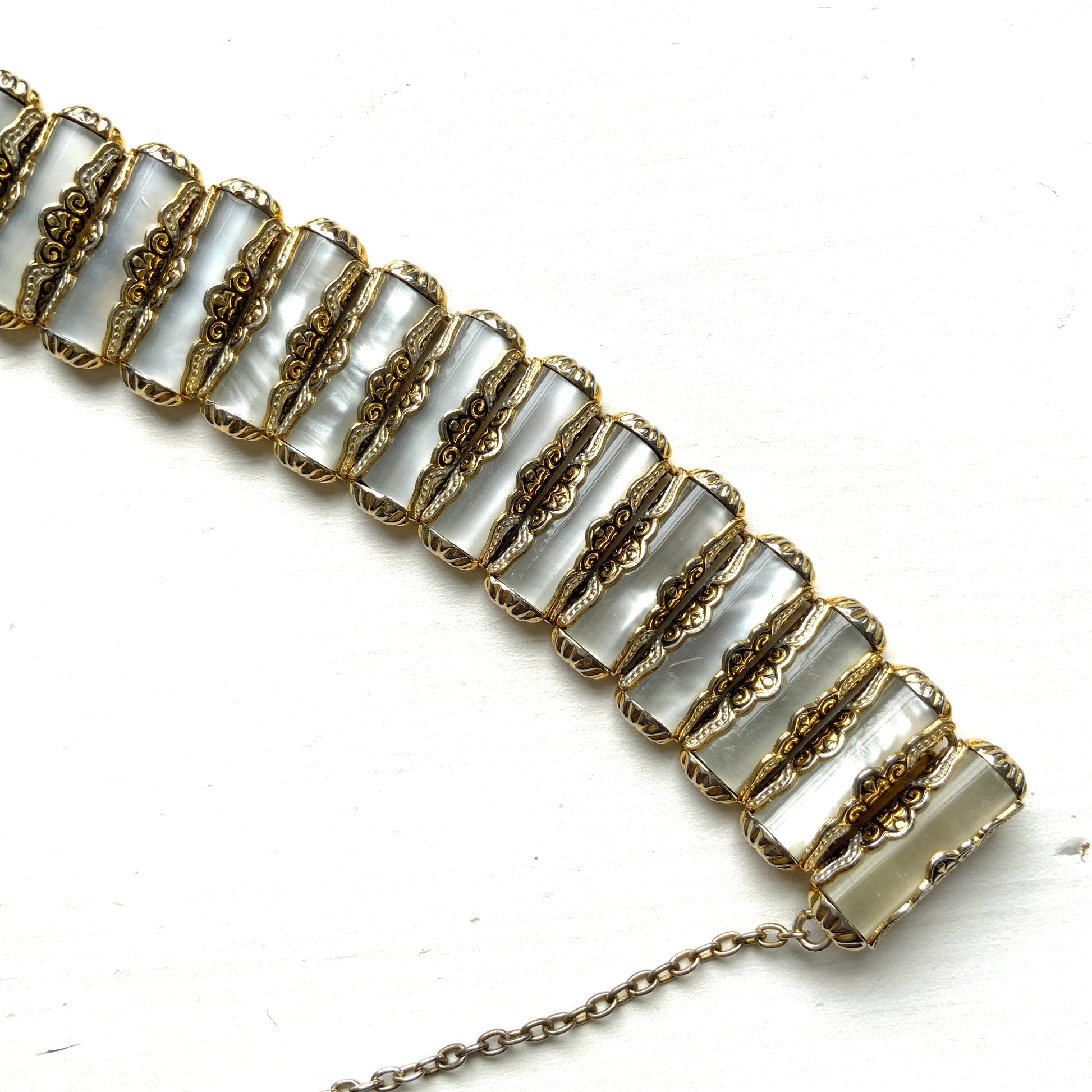 This is a Damascene-style bracelet featuring moonglow lucite — a type of lucite plastic designed to mimic the look of mother of pearl. マザーオブパールに似せたルーサイトプラスチック、ムーングロウルーサイトをつかったダマシーンスタイルのブレスレット。