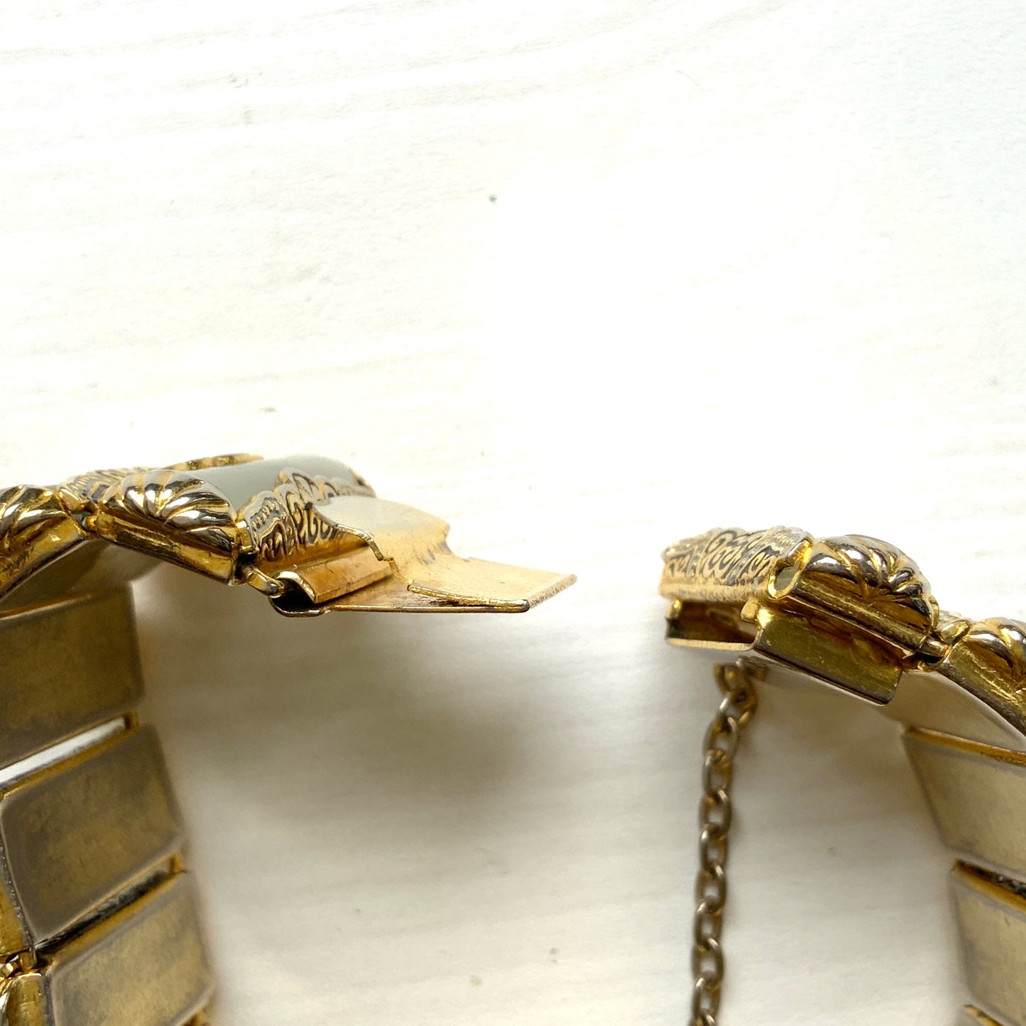This is a Damascene-style bracelet featuring moonglow lucite — a type of lucite plastic designed to mimic the look of mother of pearl. マザーオブパールに似せたルーサイトプラスチック、ムーングロウルーサイトをつかったダマシーンスタイルのブレスレット。
