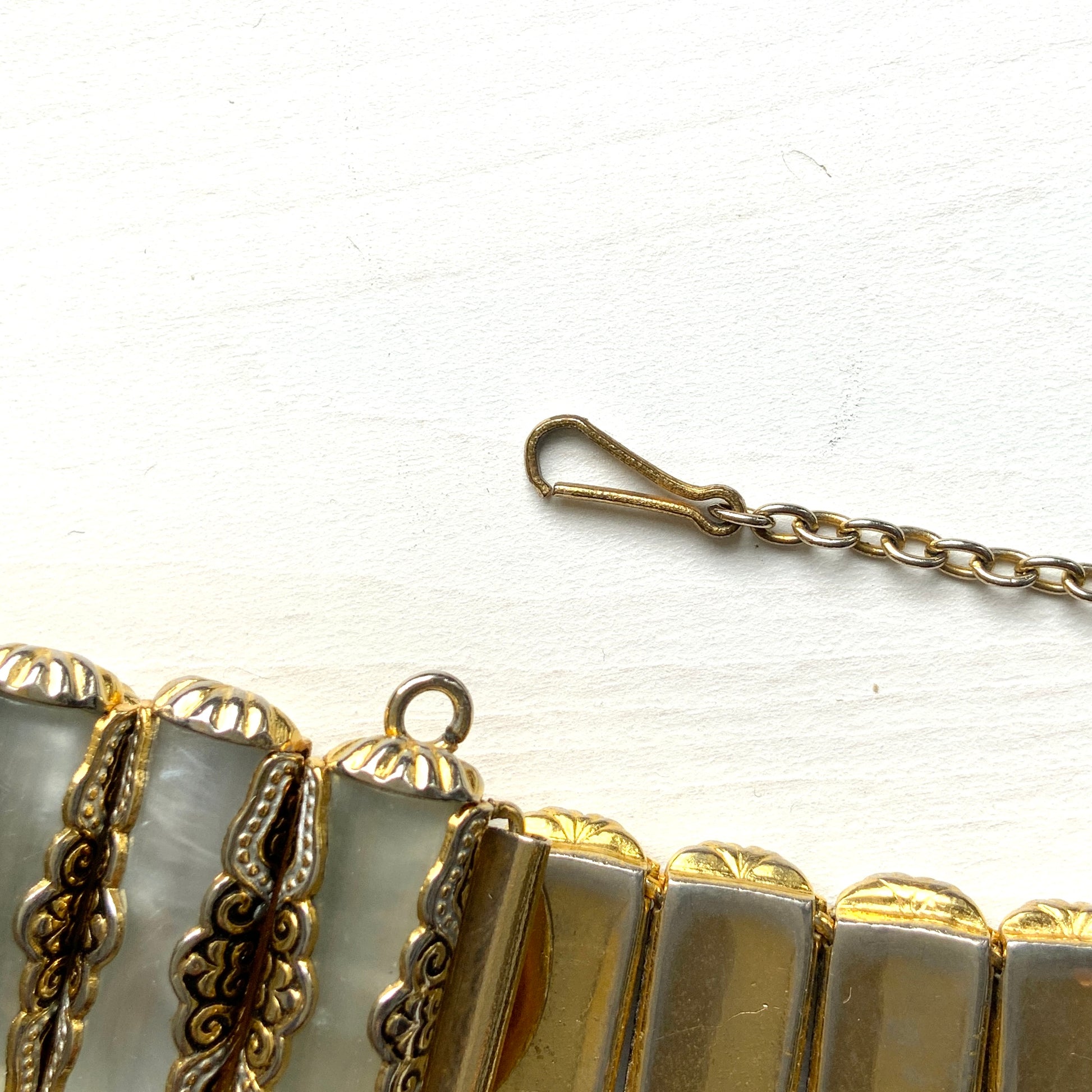This is a Damascene-style bracelet featuring moonglow lucite — a type of lucite plastic designed to mimic the look of mother of pearl. マザーオブパールに似せたルーサイトプラスチック、ムーングロウルーサイトをつかったダマシーンスタイルのブレスレット。