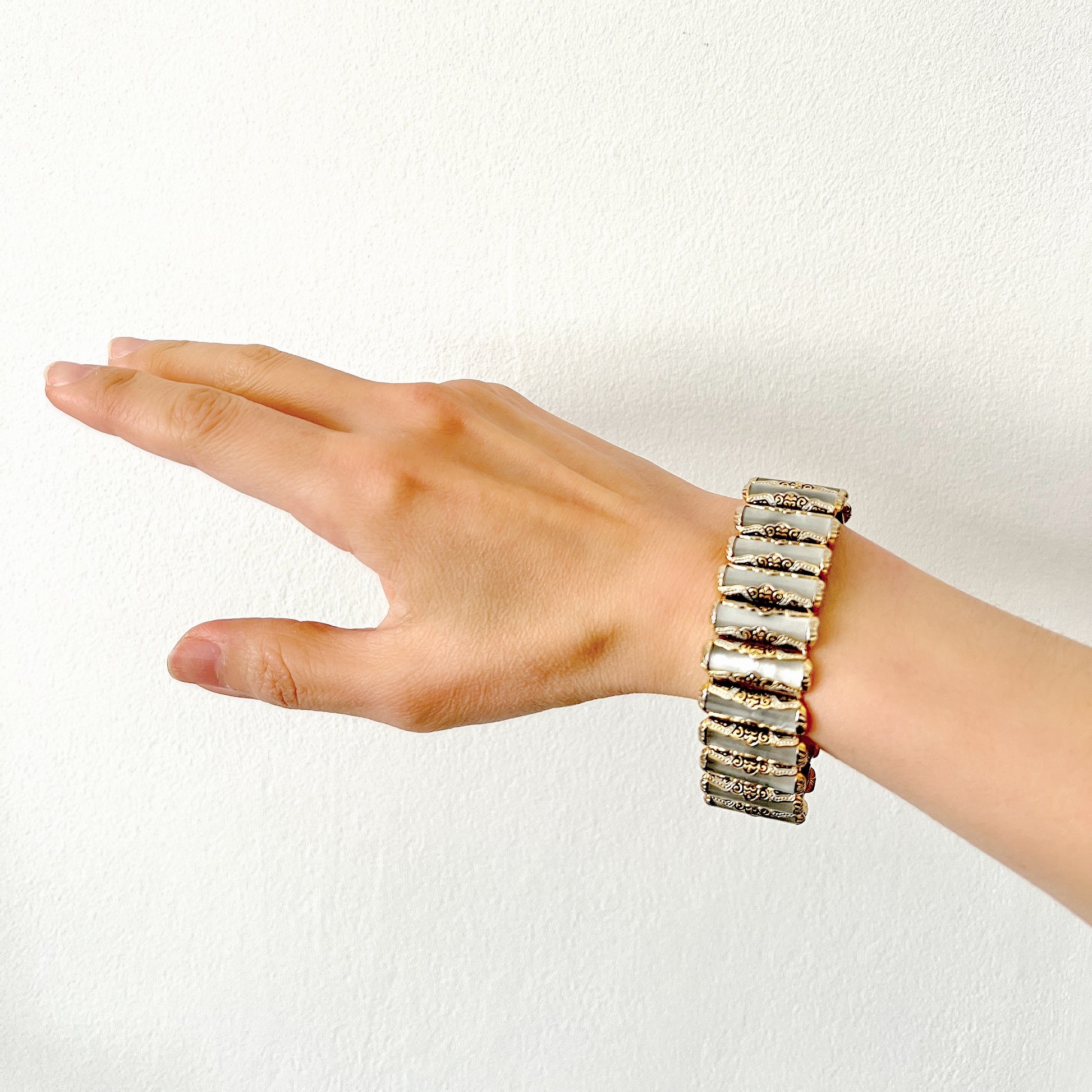 This is a Damascene-style bracelet featuring moonglow lucite — a type of lucite plastic designed to mimic the look of mother of pearl. マザーオブパールに似せたルーサイトプラスチック、ムーングロウルーサイトをつかったダマシーンスタイルのブレスレット。