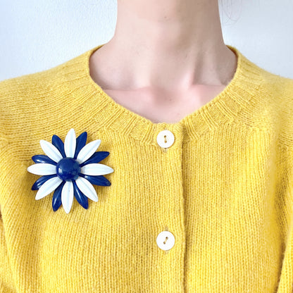 An oversized flower brooch in navy blue and white enamel. ネイビーブルーとホワイトのエナメルを使用した、大ぶりのフラワーブローチ。
