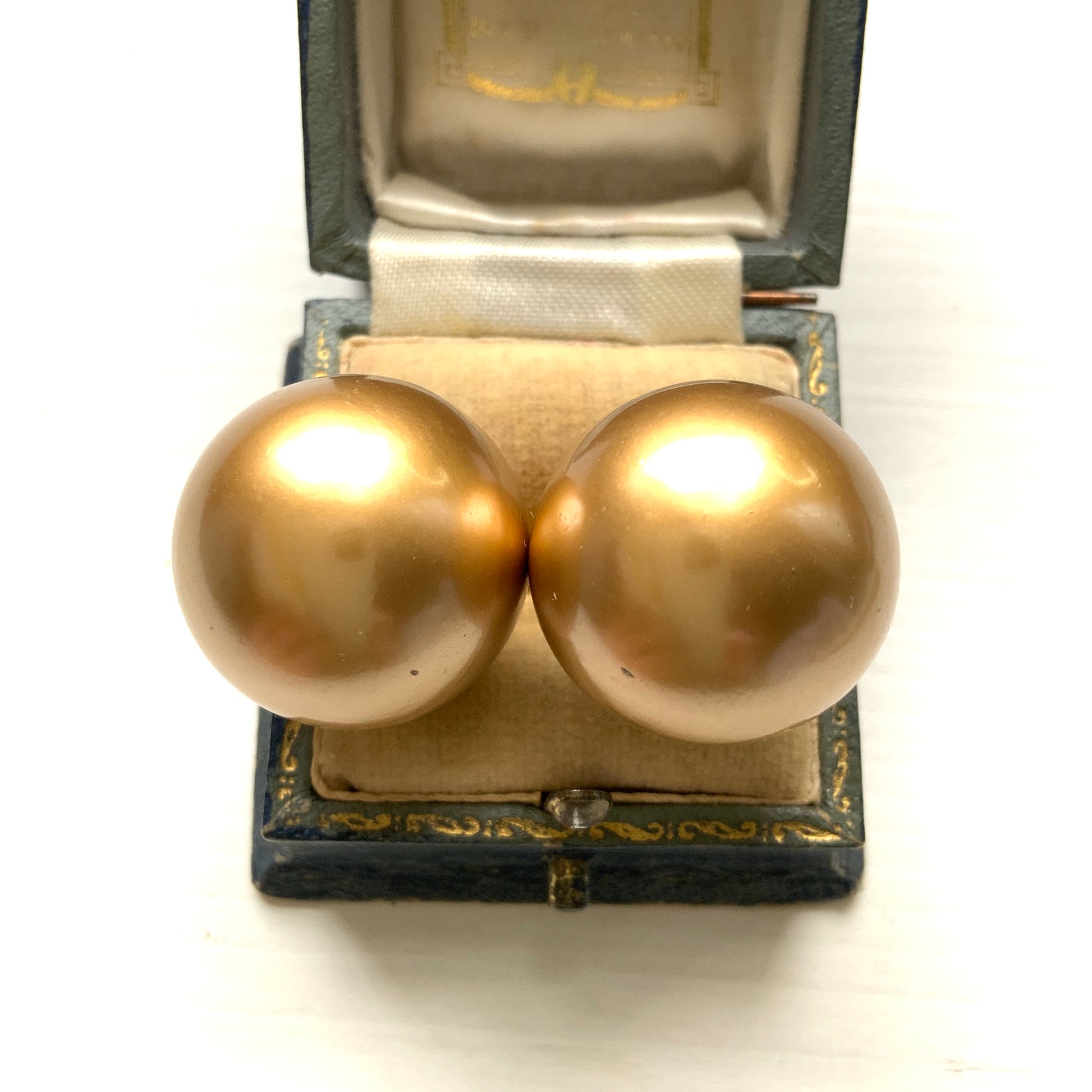 Simple gold-tone clip-on earrings featuring large faux pearls. ゴールドトーンの大ぶりフェイクパールが印象的な、シンプルなクリップイヤリング。 