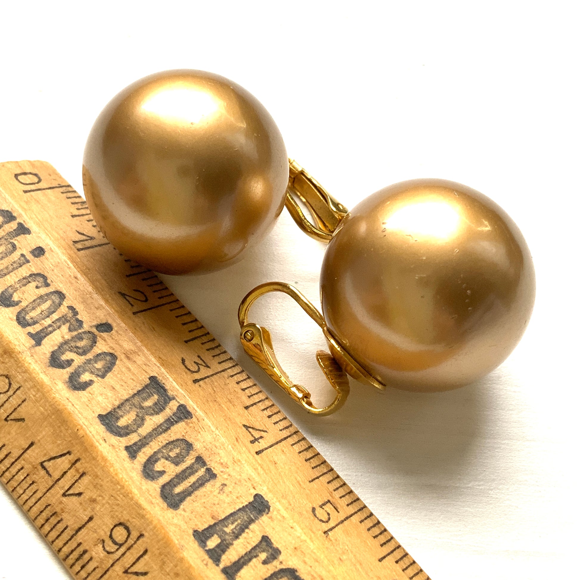 Simple gold-tone clip-on earrings featuring large faux pearls. ゴールドトーンの大ぶりフェイクパールが印象的な、シンプルなクリップイヤリング。 