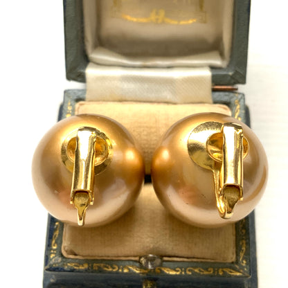Simple gold-tone clip-on earrings featuring large faux pearls. ゴールドトーンの大ぶりフェイクパールが印象的な、シンプルなクリップイヤリング。 