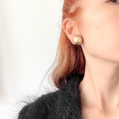 Simple gold-tone clip-on earrings featuring large faux pearls. ゴールドトーンの大ぶりフェイクパールが印象的な、シンプルなクリップイヤリング。 