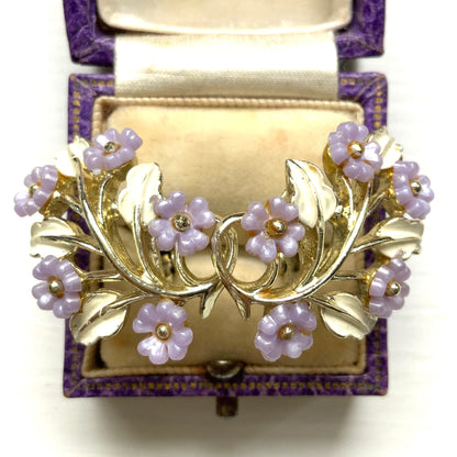Charming clip-on earrings with pale purple blossoms adorning white enameled leaves. 白いエナメルの葉っぱに、かわいらしい薄紫のお花が咲いたクリップイヤリング。 