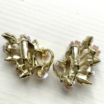 Charming clip-on earrings with pale purple blossoms adorning white enameled leaves. 白いエナメルの葉っぱに、かわいらしい薄紫のお花が咲いたクリップイヤリング。 