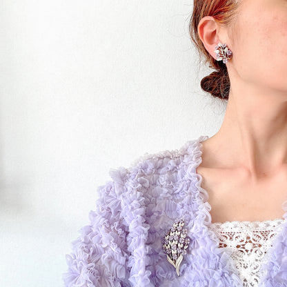 Charming clip-on earrings with pale purple blossoms adorning white enameled leaves. 白いエナメルの葉っぱに、かわいらしい薄紫のお花が咲いたクリップイヤリング。 