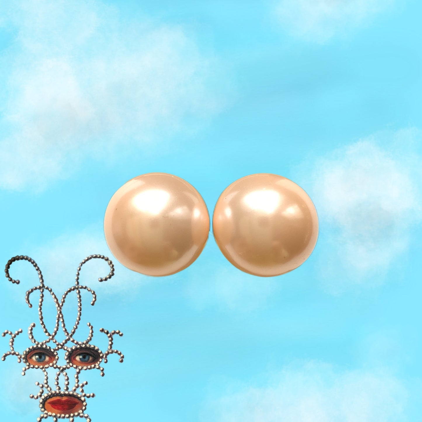 A single pearl clip earring by Marvella, a brand renowned for its high-quality imitation pearls.イミテーションパールに定評のあるマルヴェラの、一粒パールのクリップイヤリング。 