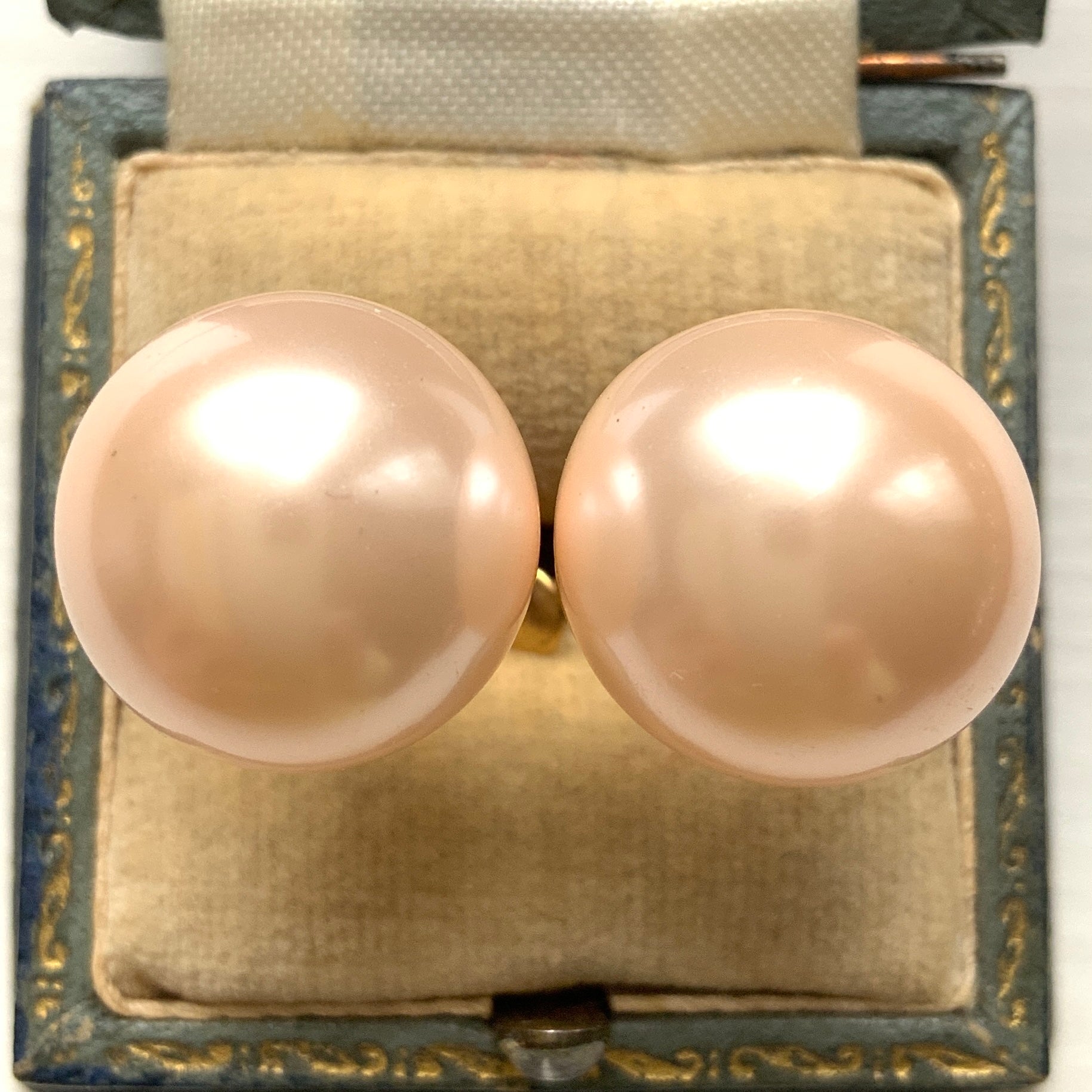 A single pearl clip earring by Marvella, a brand renowned for its high-quality imitation pearls.イミテーションパールに定評のあるマルヴェラの、一粒パールのクリップイヤリング。 