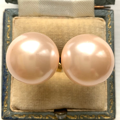 A single pearl clip earring by Marvella, a brand renowned for its high-quality imitation pearls.イミテーションパールに定評のあるマルヴェラの、一粒パールのクリップイヤリング。 