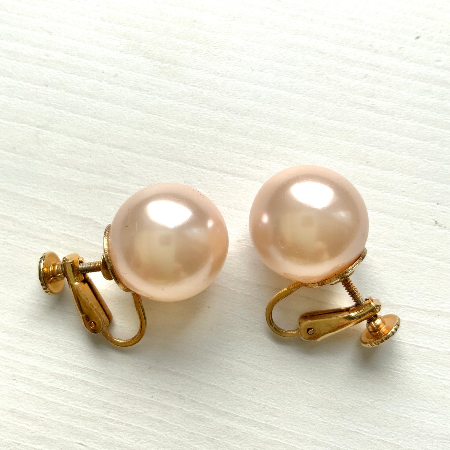 A single pearl clip earring by Marvella, a brand renowned for its high-quality imitation pearls.イミテーションパールに定評のあるマルヴェラの、一粒パールのクリップイヤリング。 