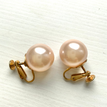 A single pearl clip earring by Marvella, a brand renowned for its high-quality imitation pearls.イミテーションパールに定評のあるマルヴェラの、一粒パールのクリップイヤリング。 