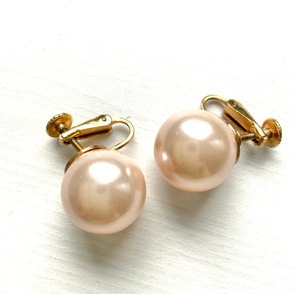 A single pearl clip earring by Marvella, a brand renowned for its high-quality imitation pearls.イミテーションパールに定評のあるマルヴェラの、一粒パールのクリップイヤリング。 