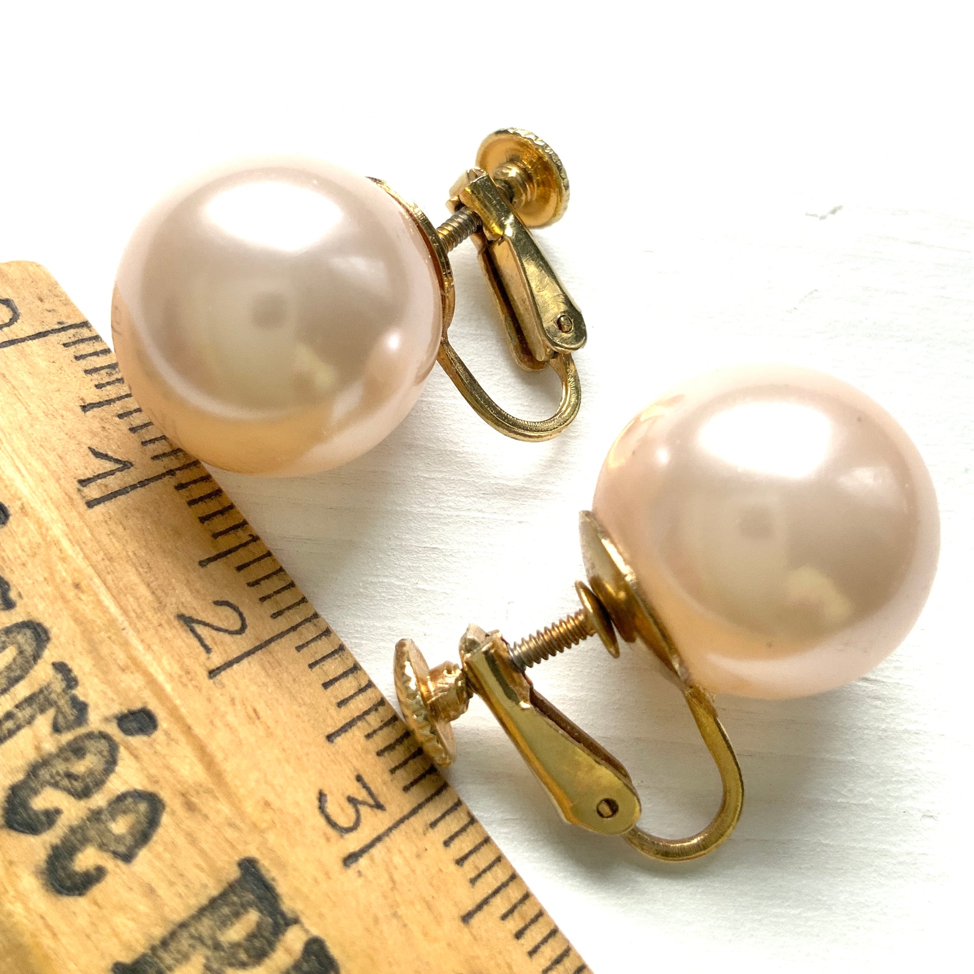 A single pearl clip earring by Marvella, a brand renowned for its high-quality imitation pearls.イミテーションパールに定評のあるマルヴェラの、一粒パールのクリップイヤリング。 