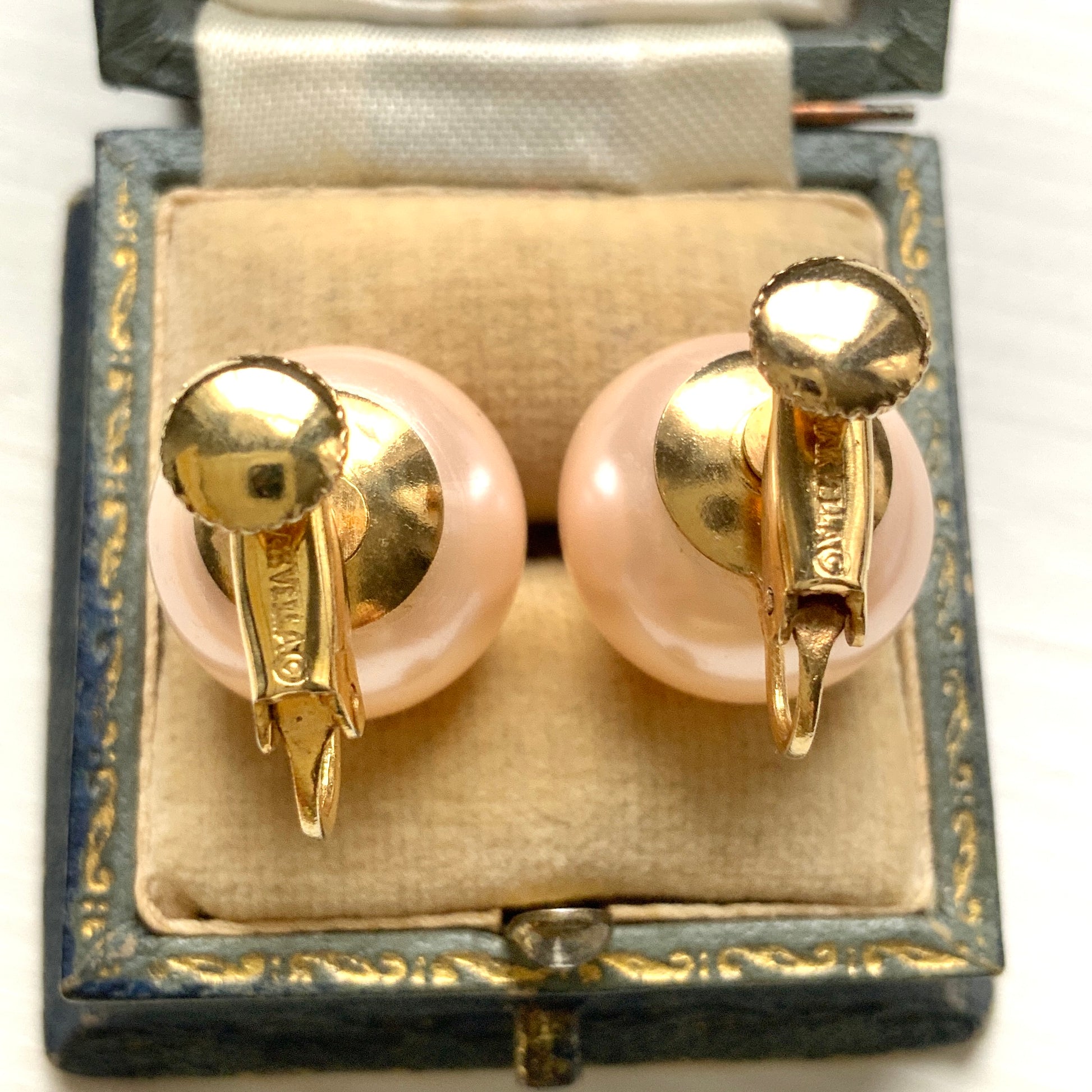 A single pearl clip earring by Marvella, a brand renowned for its high-quality imitation pearls.イミテーションパールに定評のあるマルヴェラの、一粒パールのクリップイヤリング。 