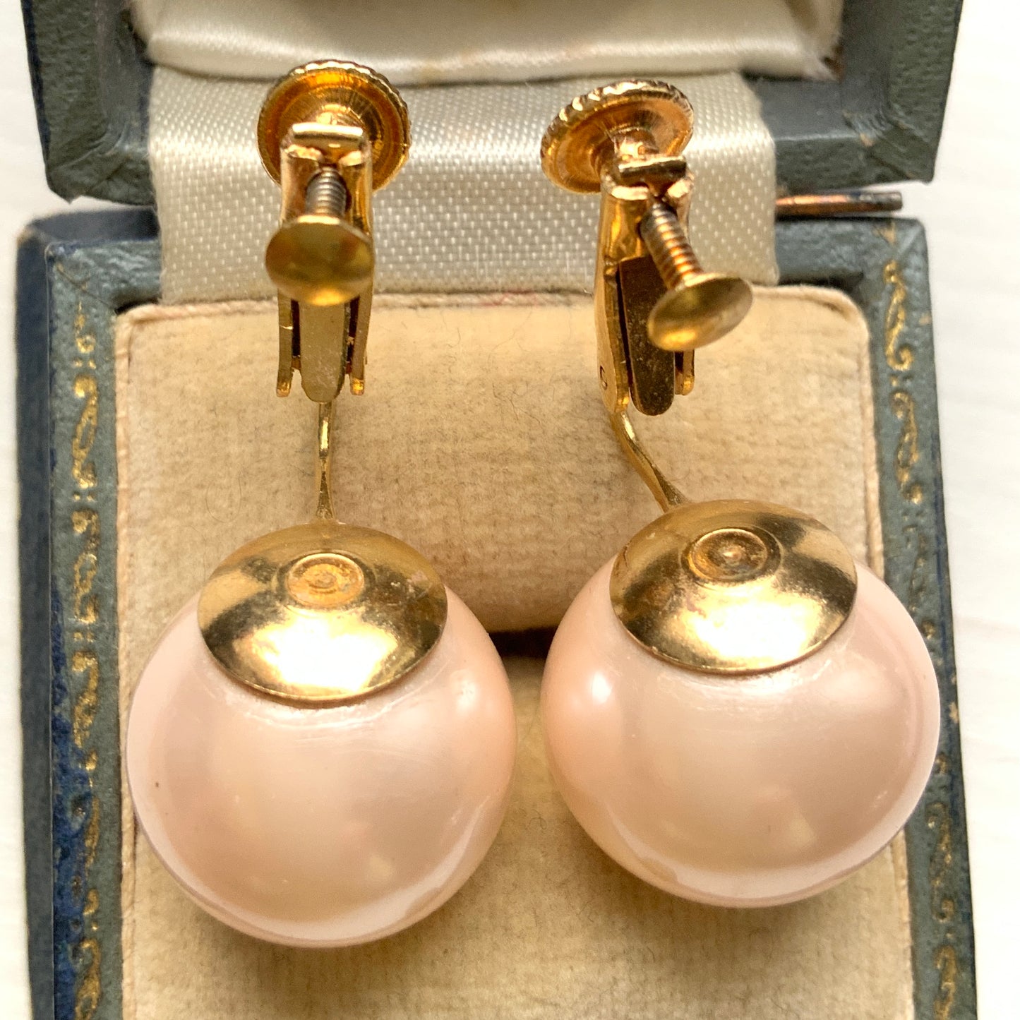 A single pearl clip earring by Marvella, a brand renowned for its high-quality imitation pearls.イミテーションパールに定評のあるマルヴェラの、一粒パールのクリップイヤリング。 