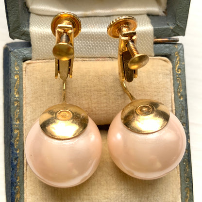 A single pearl clip earring by Marvella, a brand renowned for its high-quality imitation pearls.イミテーションパールに定評のあるマルヴェラの、一粒パールのクリップイヤリング。 