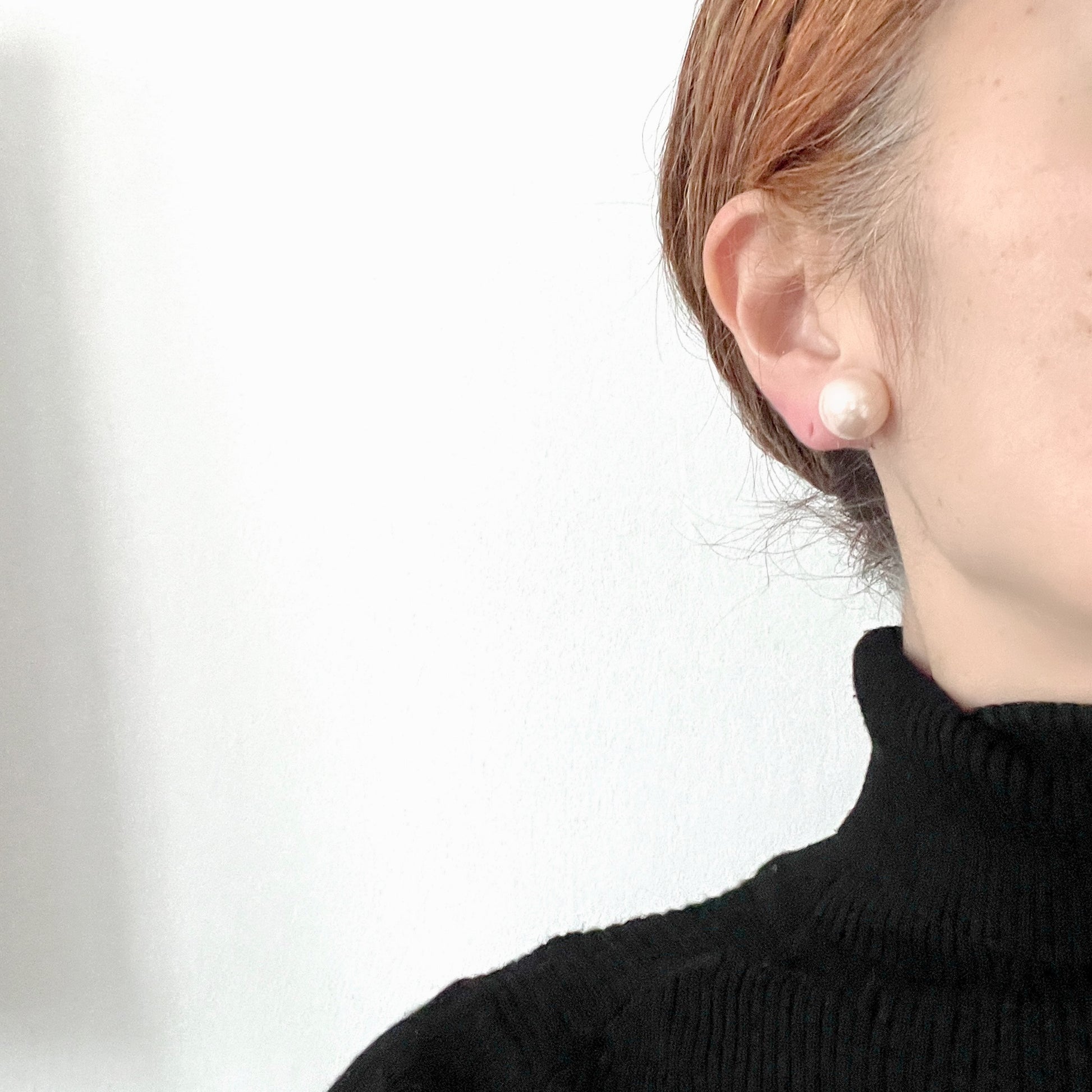 A single pearl clip earring by Marvella, a brand renowned for its high-quality imitation pearls.イミテーションパールに定評のあるマルヴェラの、一粒パールのクリップイヤリング。 