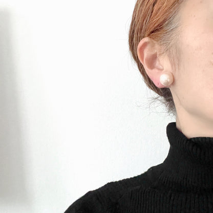 A single pearl clip earring by Marvella, a brand renowned for its high-quality imitation pearls.イミテーションパールに定評のあるマルヴェラの、一粒パールのクリップイヤリング。 