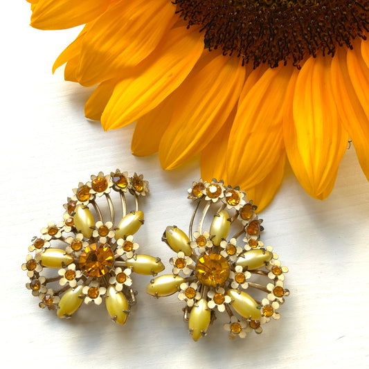A burst of vitamin colour – these 1960s flower earrings are full of retro charm and energy. アンバーラインストーンとエナメルの小花が散りばめられた、華やかなクリップイヤリング