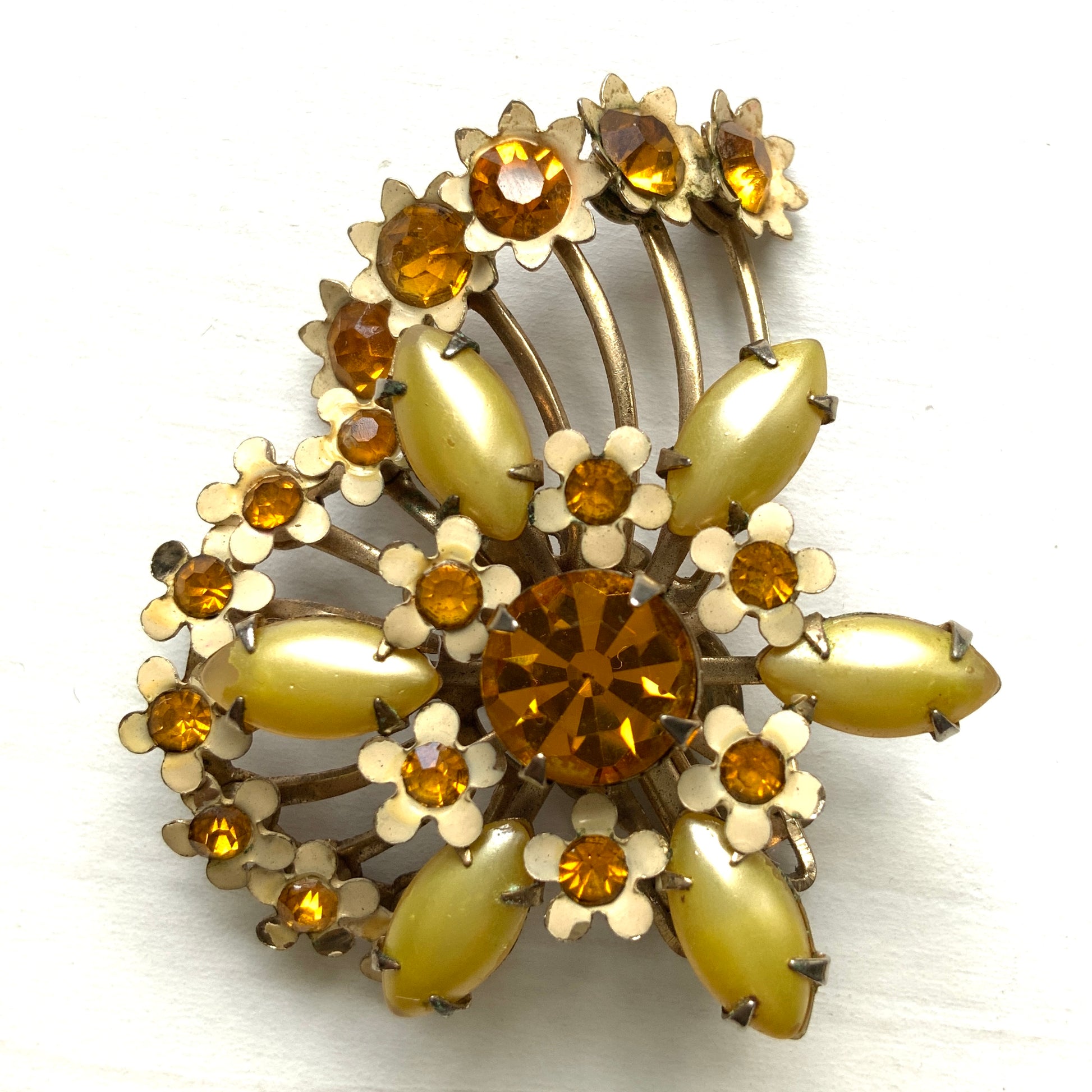 A burst of vitamin colour – these 1960s flower earrings are full of retro charm and energy. アンバーラインストーンとエナメルの小花が散りばめられた、華やかなクリップイヤリング