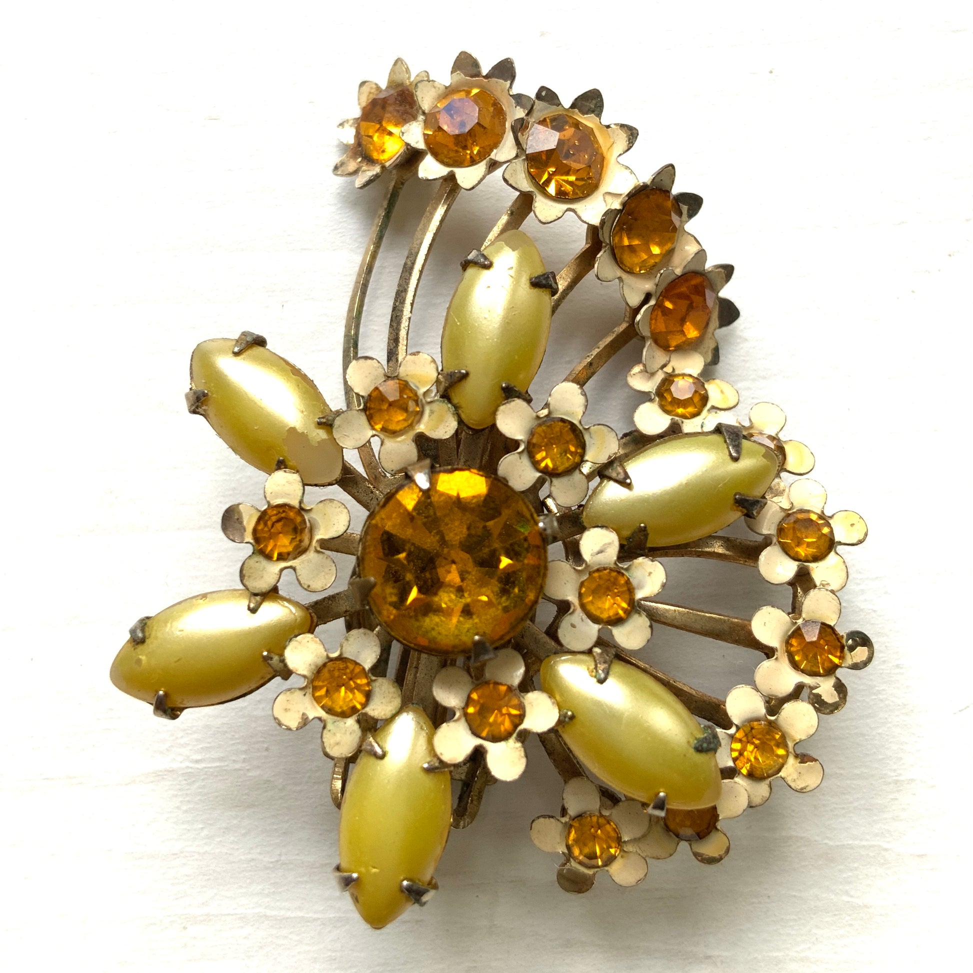 A burst of vitamin colour – these 1960s flower earrings are full of retro charm and energy. アンバーラインストーンとエナメルの小花が散りばめられた、華やかなクリップイヤリング