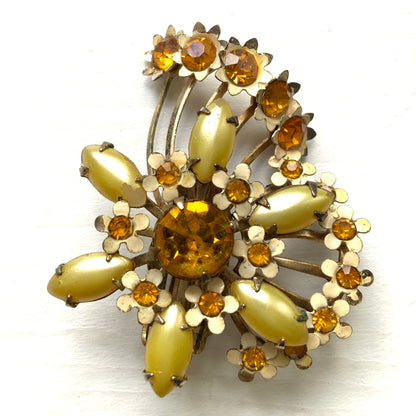 A burst of vitamin colour – these 1960s flower earrings are full of retro charm and energy. アンバーラインストーンとエナメルの小花が散りばめられた、華やかなクリップイヤリング