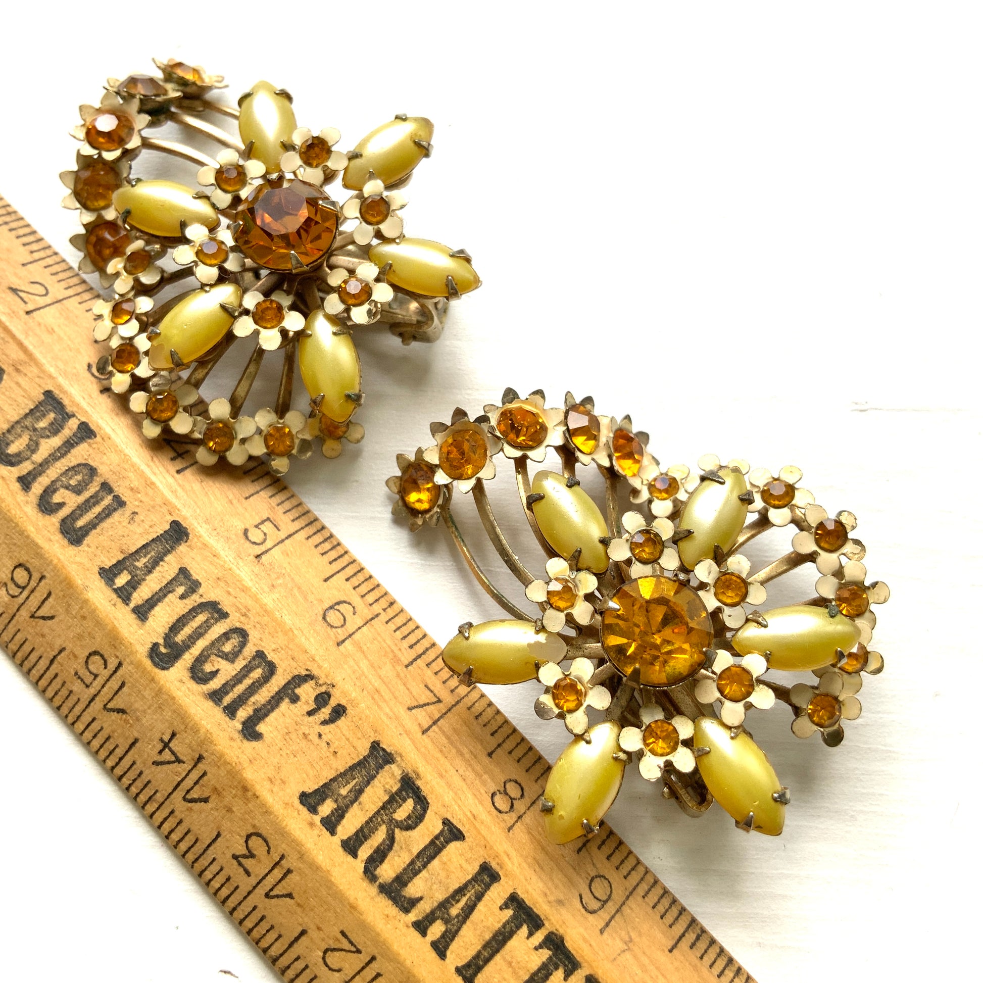 A burst of vitamin colour – these 1960s flower earrings are full of retro charm and energy. アンバーラインストーンとエナメルの小花が散りばめられた、華やかなクリップイヤリング