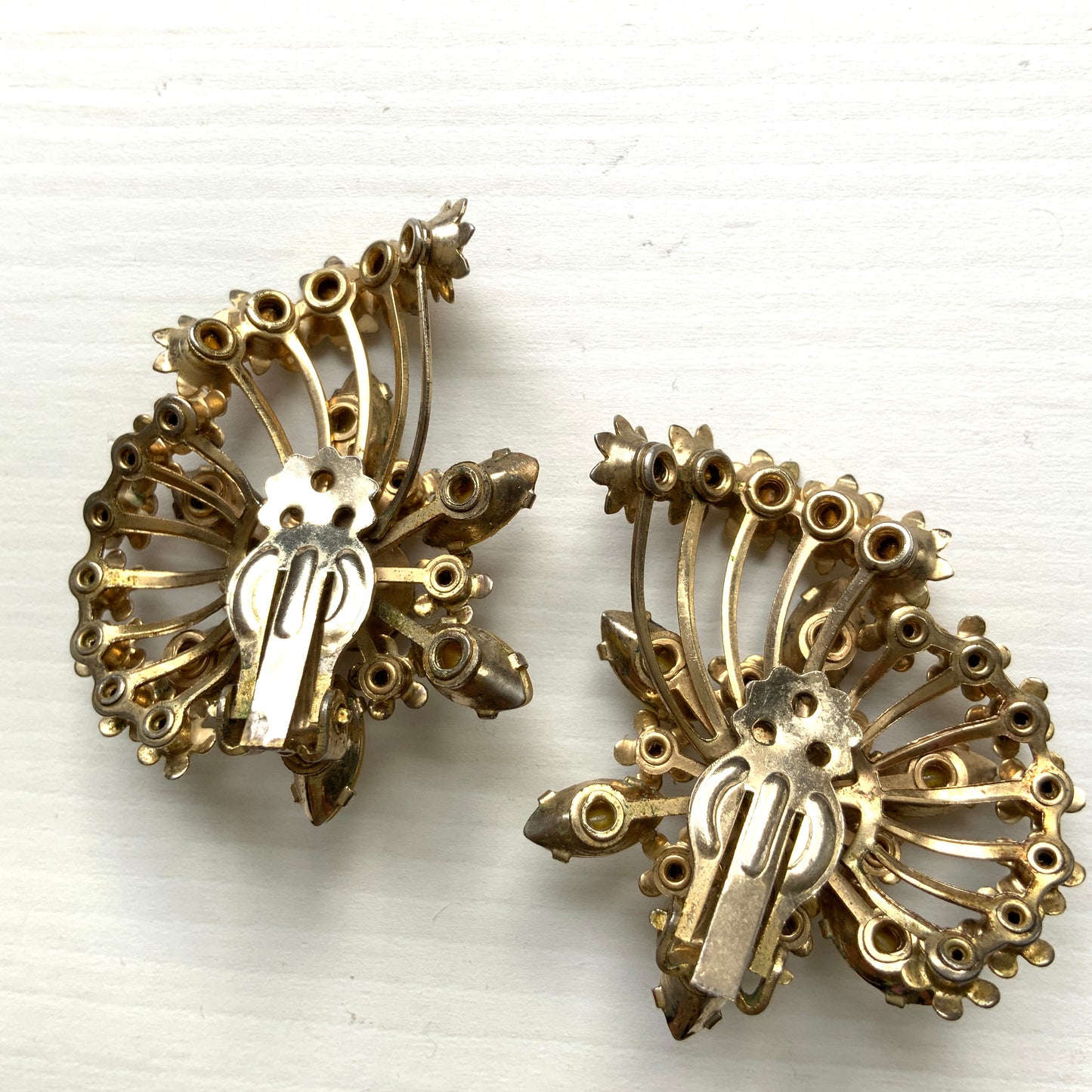 A burst of vitamin colour – these 1960s flower earrings are full of retro charm and energy. アンバーラインストーンとエナメルの小花が散りばめられた、華やかなクリップイヤリング