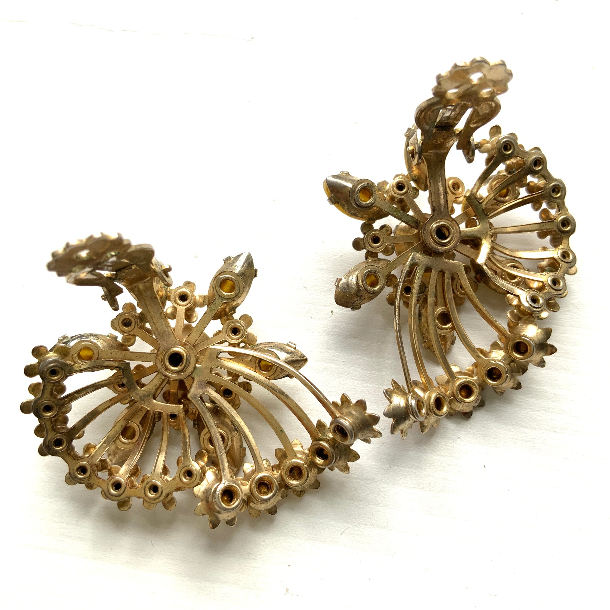 A burst of vitamin colour – these 1960s flower earrings are full of retro charm and energy. アンバーラインストーンとエナメルの小花が散りばめられた、華やかなクリップイヤリング