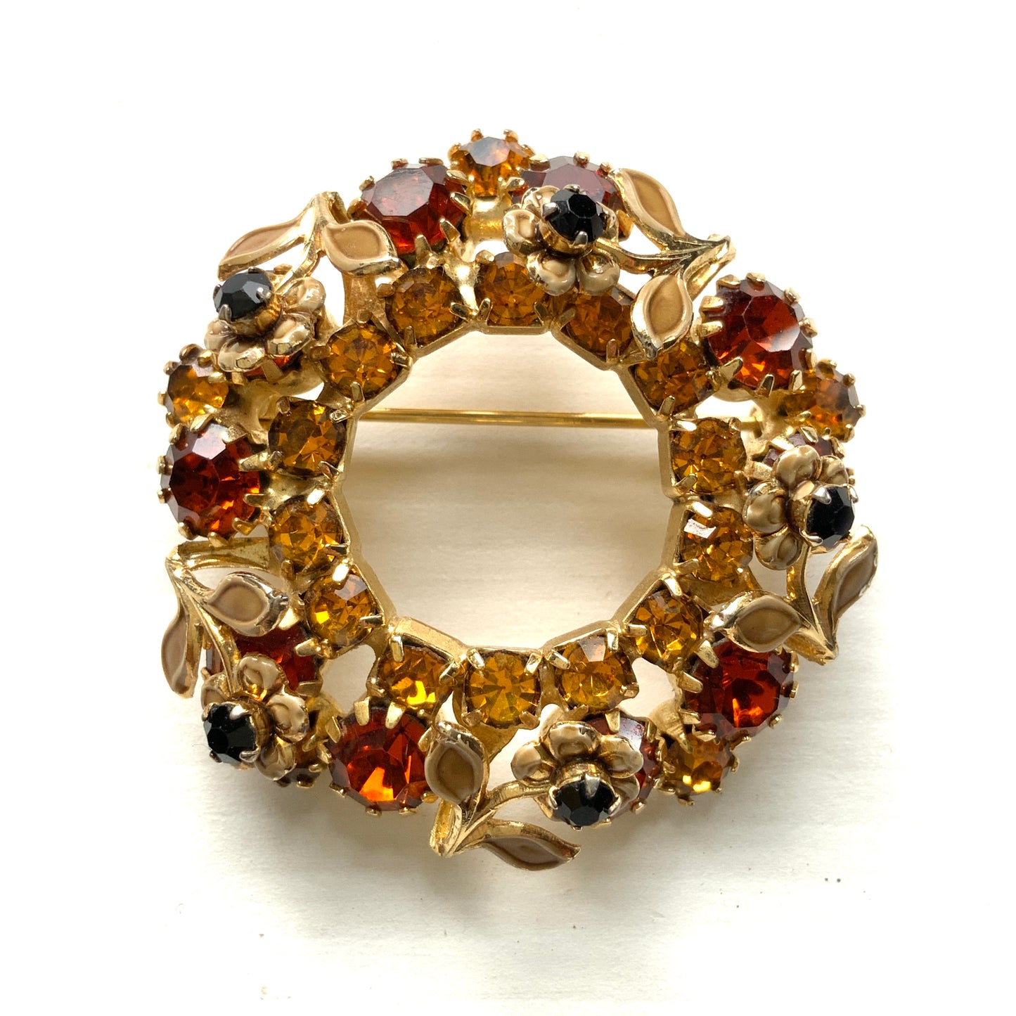 Wreath brooch with amber rhinestones and a petite beige enamel flower. 小さなベージュのエナメルフラワーとアンバーラインストーンのリースブローチ。 