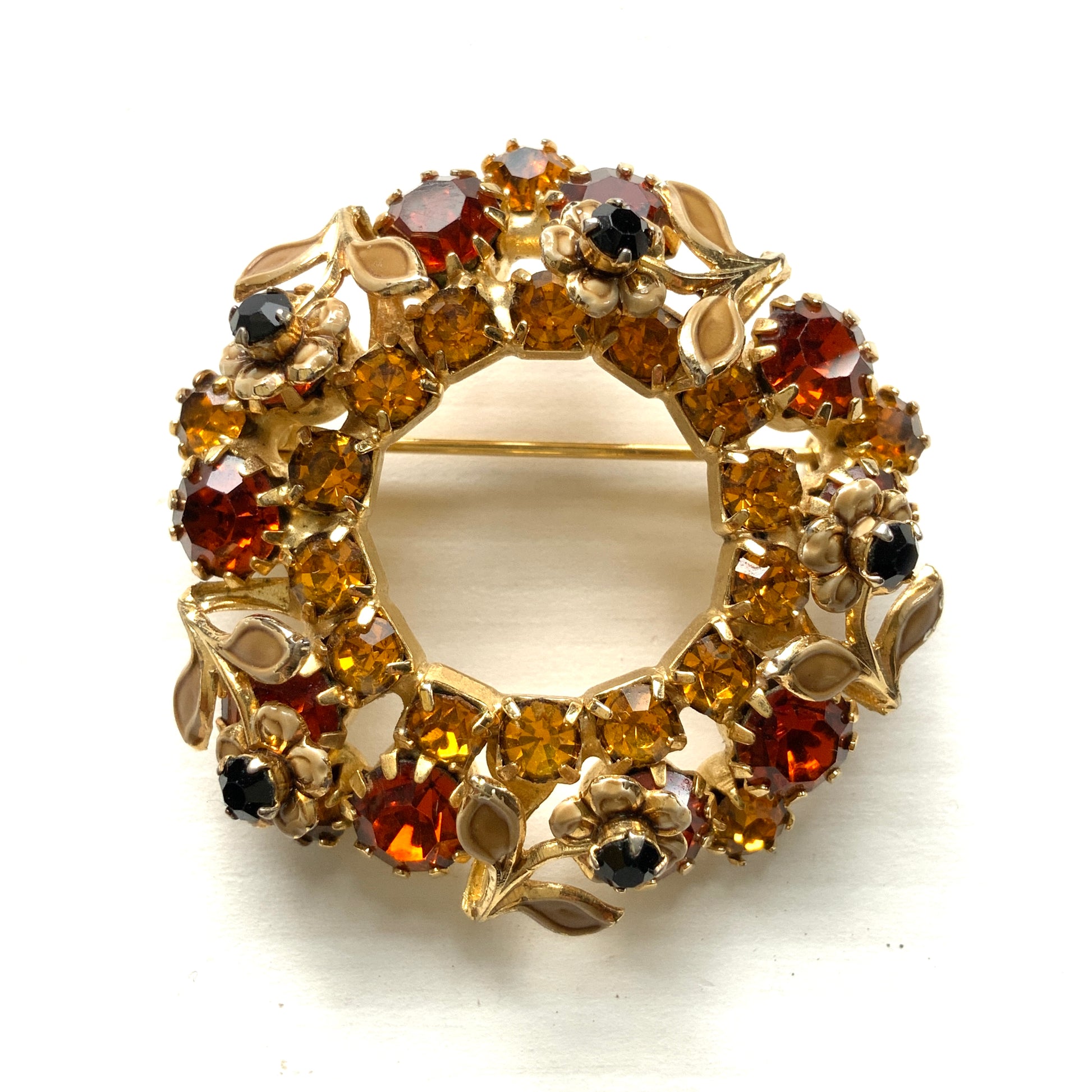 Wreath brooch with amber rhinestones and a petite beige enamel flower. 小さなベージュのエナメルフラワーとアンバーラインストーンのリースブローチ。 