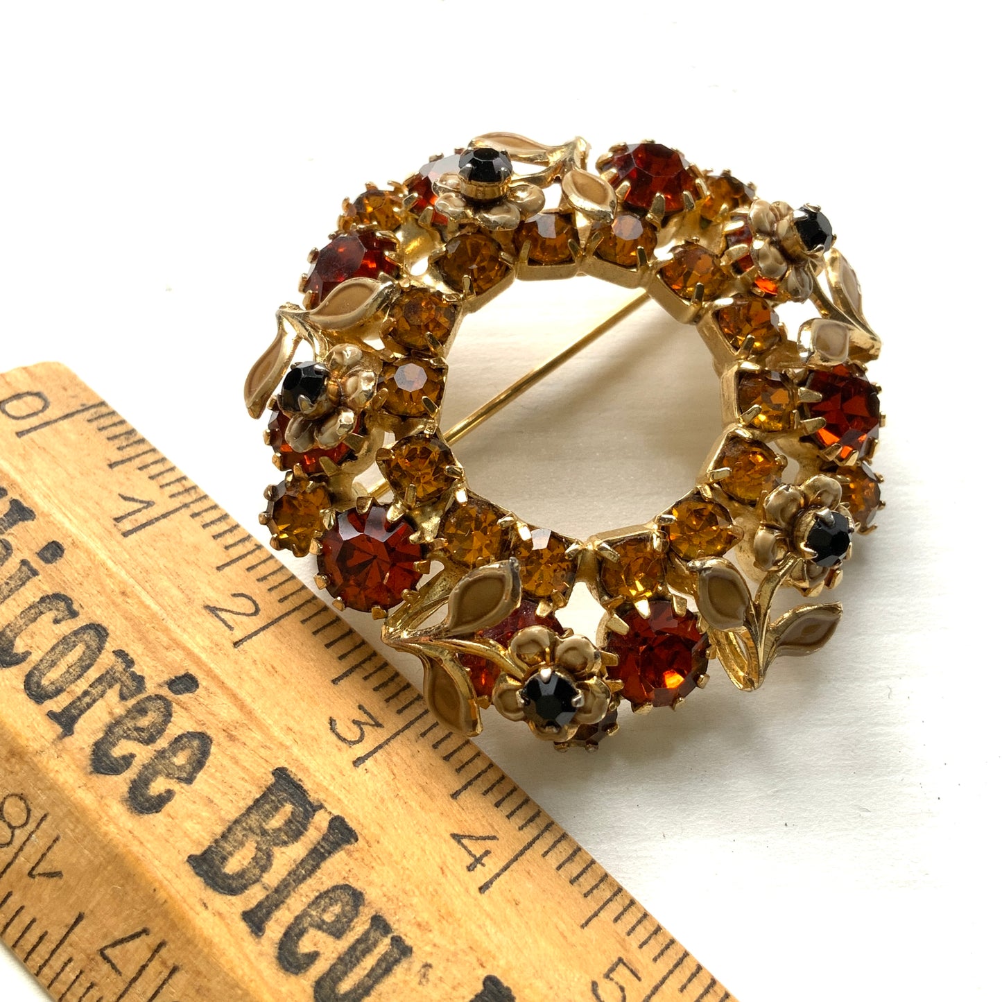Wreath brooch with amber rhinestones and a petite beige enamel flower. 小さなベージュのエナメルフラワーとアンバーラインストーンのリースブローチ。 