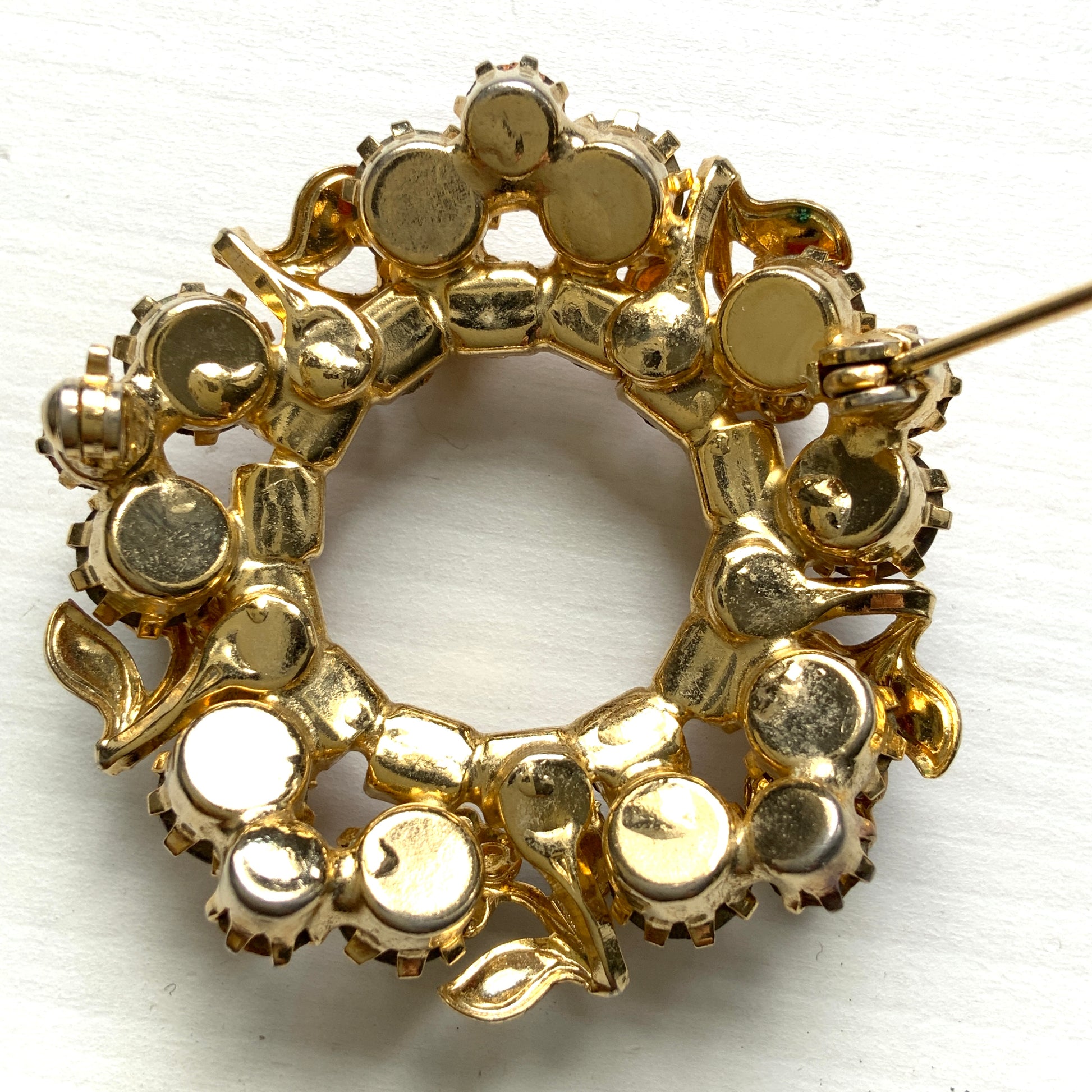 Wreath brooch with amber rhinestones and a petite beige enamel flower. 小さなベージュのエナメルフラワーとアンバーラインストーンのリースブローチ。 