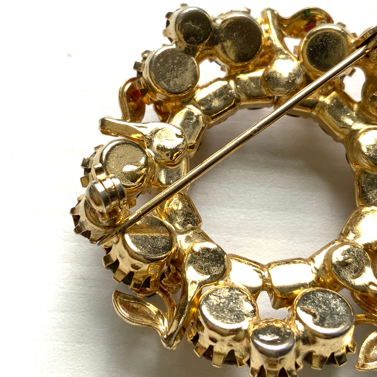 Wreath brooch with amber rhinestones and a petite beige enamel flower. 小さなベージュのエナメルフラワーとアンバーラインストーンのリースブローチ。 
